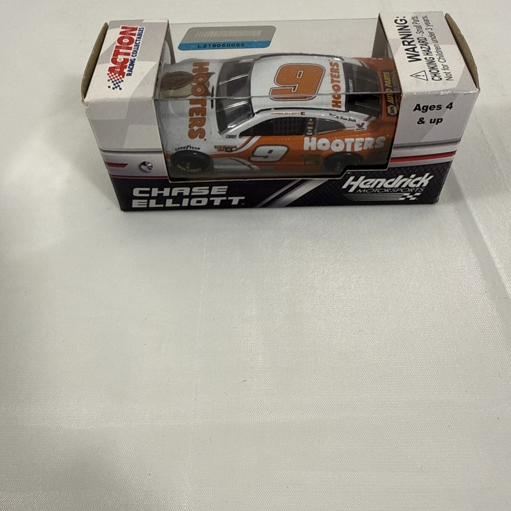 Chase Elliot 2018 1:64 #9 Hooters Camaro ZL1  By Action Racing
